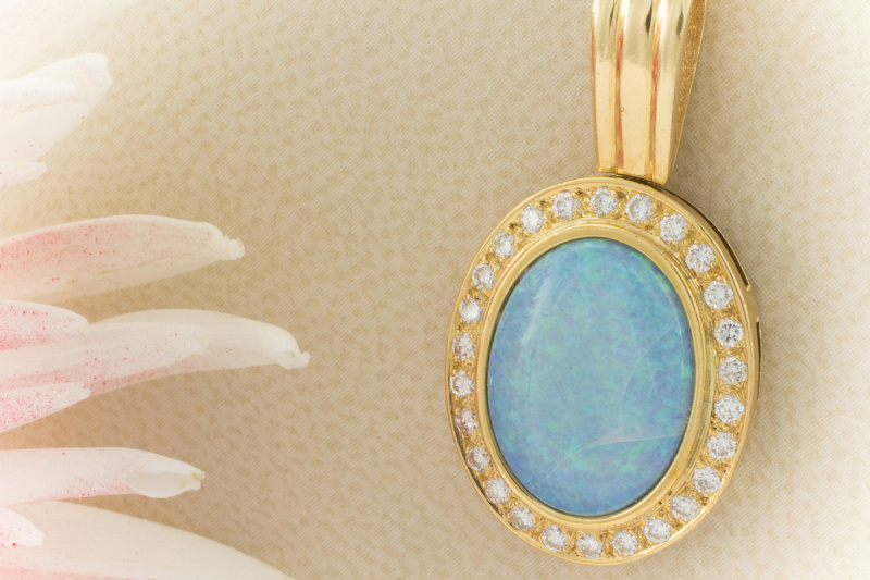 Schimmernder Opal Anhänger mit feurigen Brillanten 750er Gelbgold 