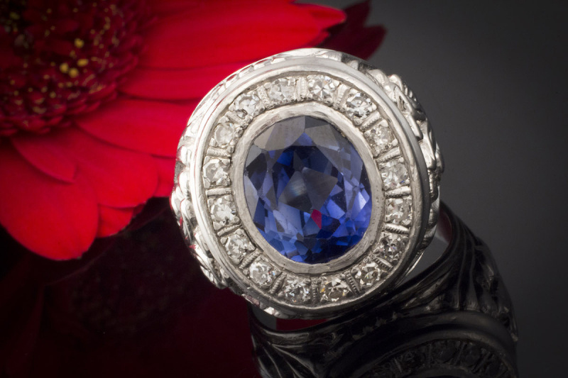 Ring der Königin Imposanter Saphir mit Diamanten SiegelRing Form Weißgold 585 