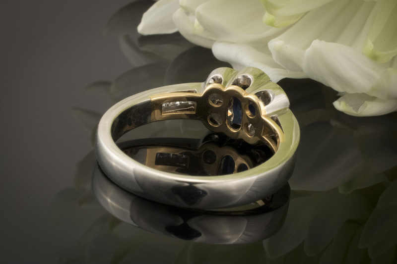 Blumiges Saphir Spiel Ring in 950er Platin Brillanten und Carré Diamanten 