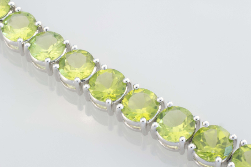 PERIDOT Designer Armband mit 70 Ct Peridot in 750 Weißgold  