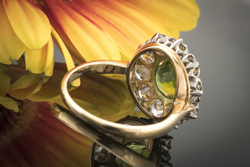 Antiker Ring mit Peridot Olivin und 2 Carat Top Brillanten in Rotgold  