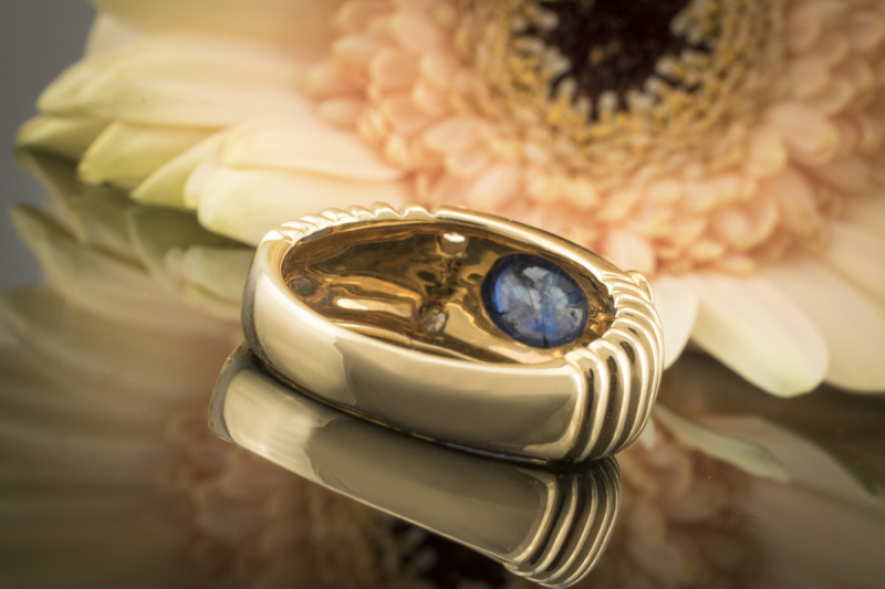 Traumhafter Saphir Cabochon Ring Prächtig modern mit Brillanten in 750er Gold 