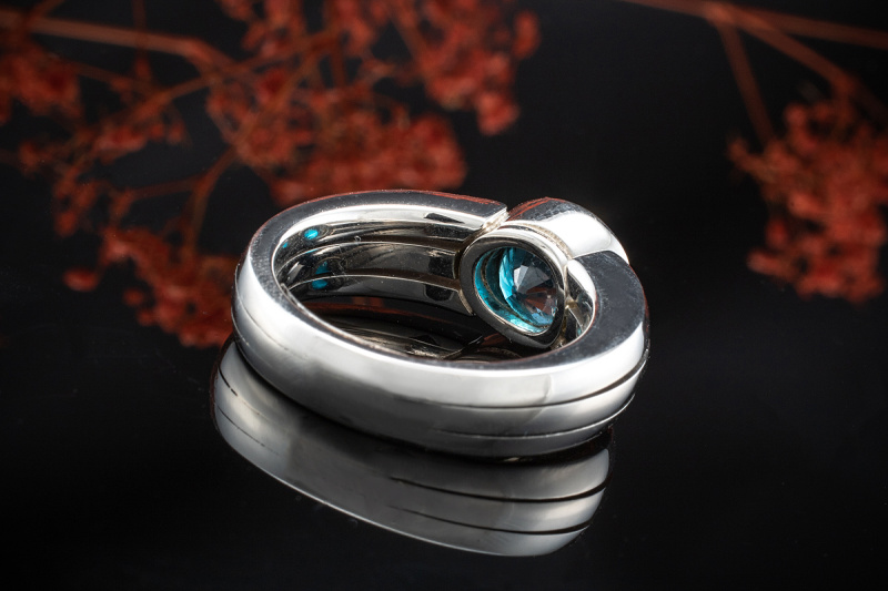 Ring mit blauem Zirkon facettiert in massiver 950er Platin Ringschiene 