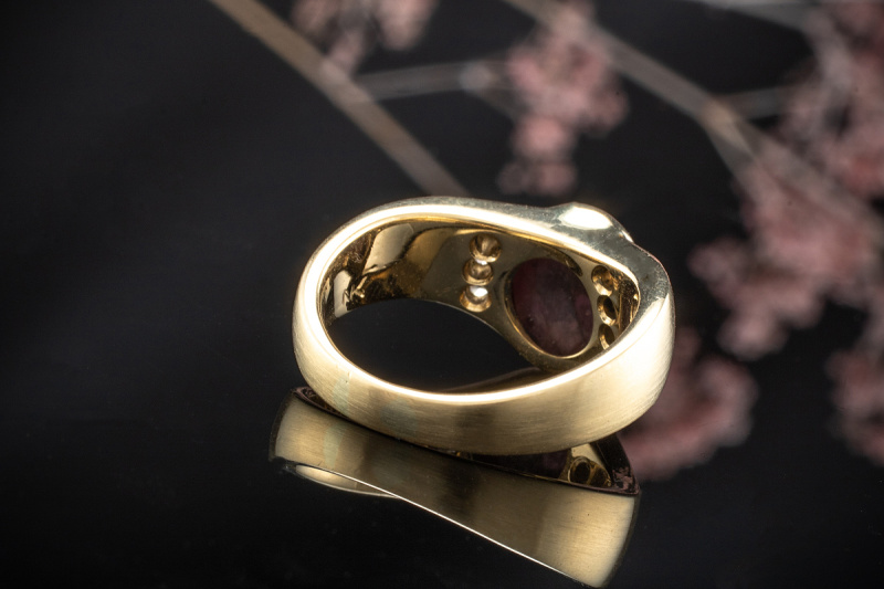 Elegant zulaufender Sternrubin Ring mit Brillanten matt in Gelbgold 750 