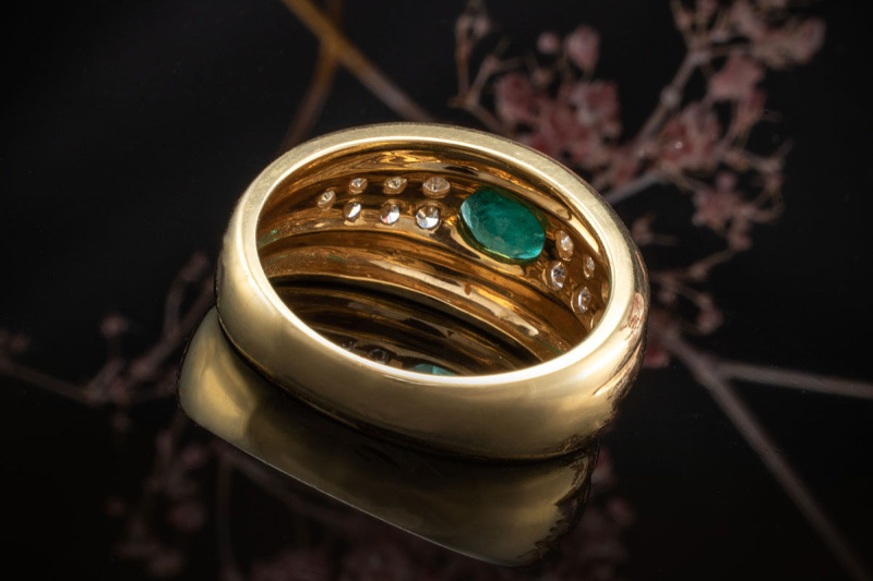 Anschmiegsamer Smaragd Ring mit klassischer Farbe und Brillanten in Gold 