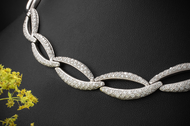 Leo Wittwer Elegantes Collier mit 7,05 Ct. Brillanten in 750er Weißgold 