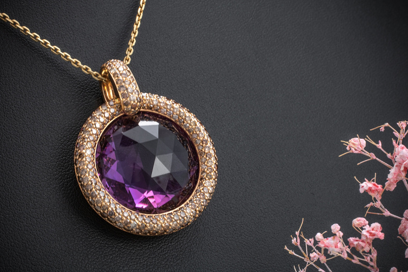 Großartiger Amethyst Leo Wittwer Rotgold Anhänger mit braunen Diamanten 