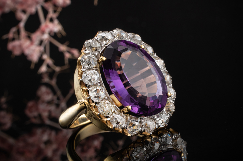 Wunderschöner alter Amethyst Ring oval mit Top Diamanten in Gelbgold 750 