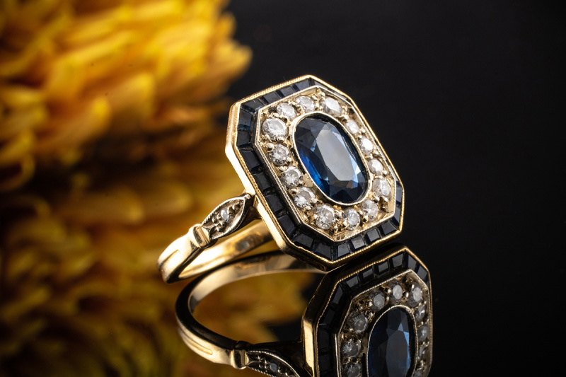 Art Deco Ring mit blauen Saphiren und Brillanten in Gelbgold 750 Arbeit 