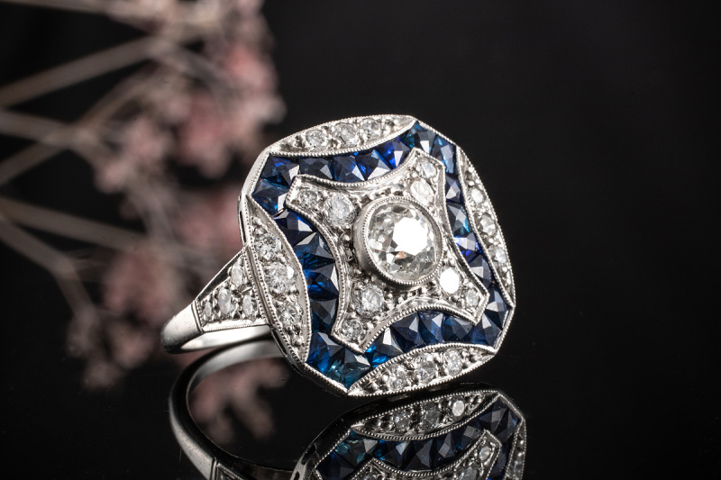 Imposanter Art Deco Ring mit Diamanten und blauem Saphir in 950er Platin 