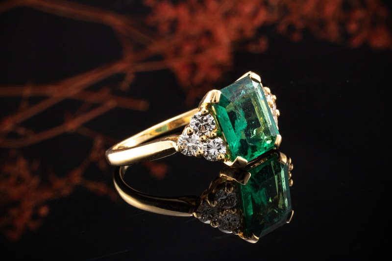 Ring Smaragd im Emerald Schliff und Diamanten Brillanten in Gelbgold 750 