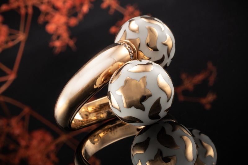 Leo Wittwer Ring mit Emaille Diamant Kugeln Creme Weiß in 750er Rosegold 