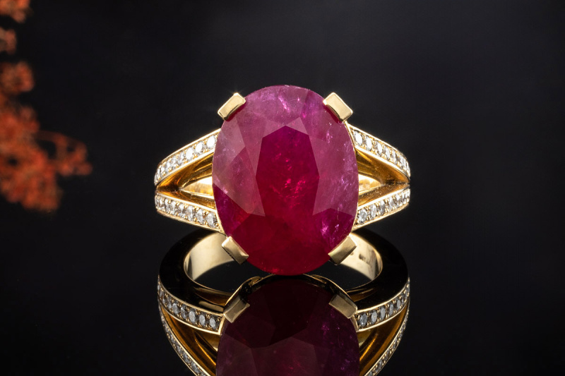 Hans Dieter Krieger Ring mit Traum Rubin und Diamanten in Gelbgold 750 