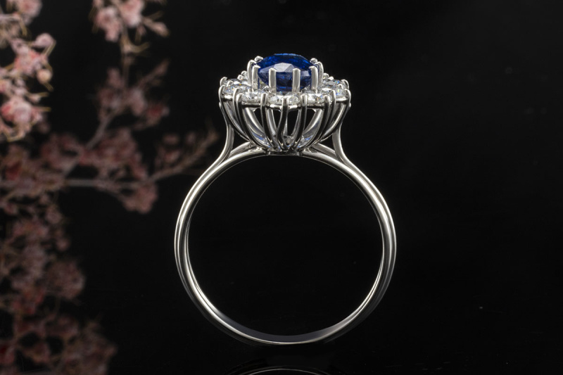 Saphir Ring in Weißgold 750 mit Diamanten Royales Blau Oval Brillanten 