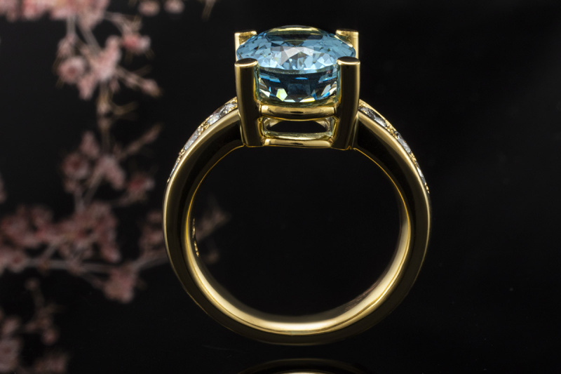 Ring mit Aquamarin Oval in Gelbgold 750 Goldschmiedearbeit mit Diamanten 