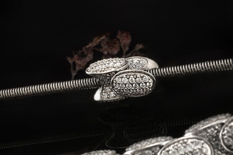 Flex Armband mit 13 Carat Diamanten und Spannmechanik in 750er Weißgold 