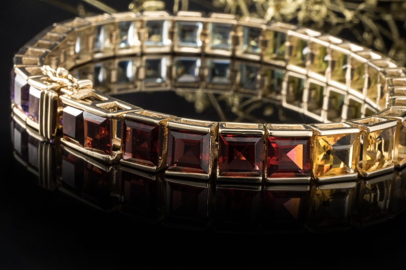 Farbenfrohes Sommer Armband Farbedelsteine eckig Farbverlauf in Gelbgold 