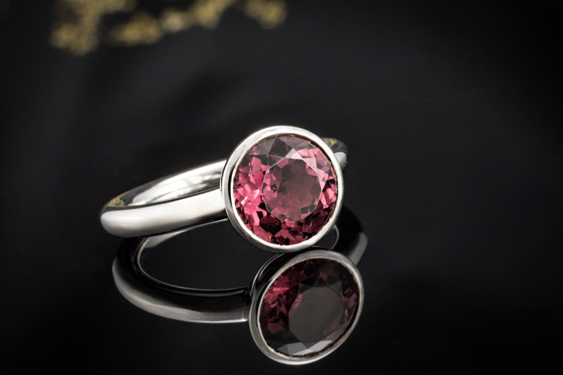 Solitär Ring mit großem Rhodolith im Rundschliff Massiv in Weißgold 750 