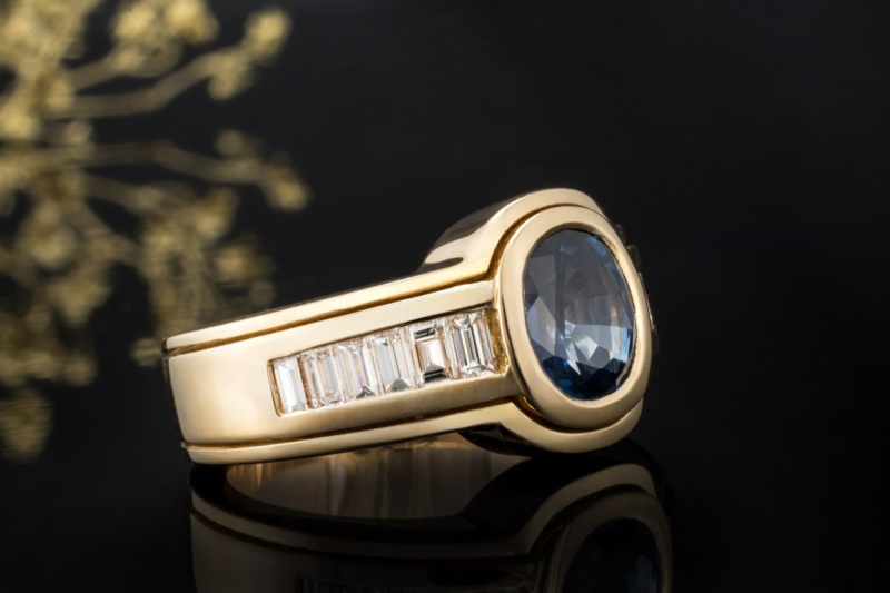 Saphir Ring mit Baguette Diamanten massiv gefertigt in 750er Gelbgold 