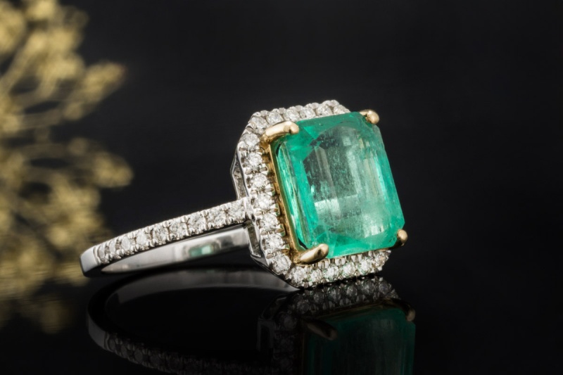 Ring Smaragd Emerald Cut gefasst in Gold mit Diamanten in 750er Weißgold 