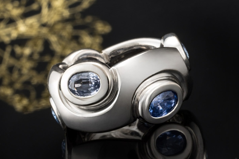 Odenwald Ring Tango mit Saphir Massive Goldschmiedearbeit 750er Weißgold 