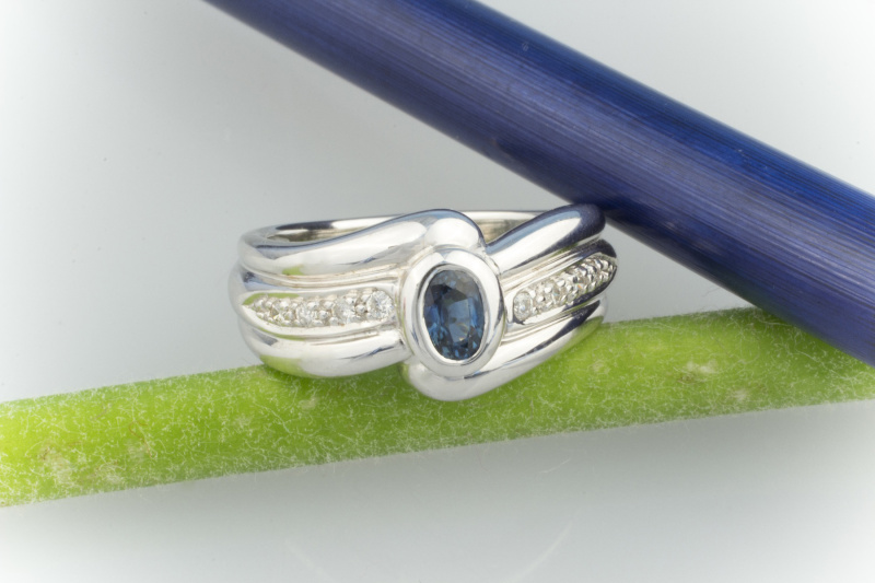 Hübscher 750 Weißgold Saphir Ring mit Brillanten 