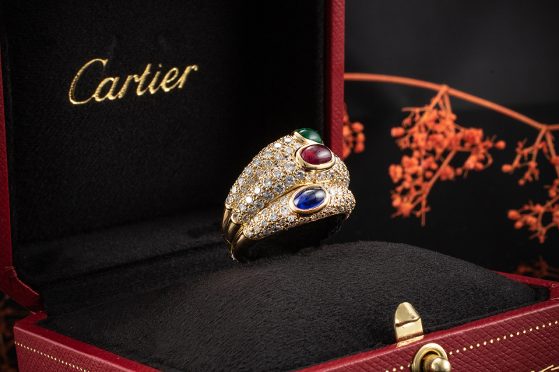 Cartier Ring Masterpiece mit Rubin Saphir Smaragd Brillanten in Gelbgold 