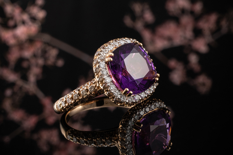 Farbintensiver Amethyst CocktailRing Ring mit Diamanten in 750er Rotgold 