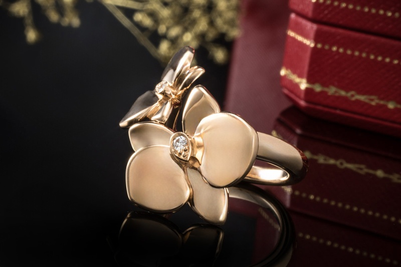 Cartier Ring Caresse d'Orchidées Blume mit Diamanten in 750er Roségold 