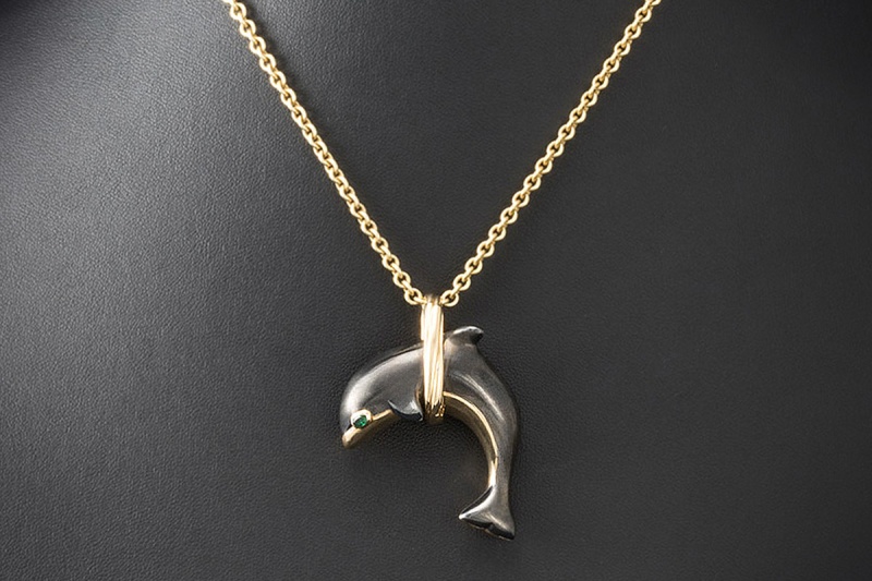 Cartier Delphin Großer Anhänger Smaragd Silverium Gelbgold 750 Full Set 