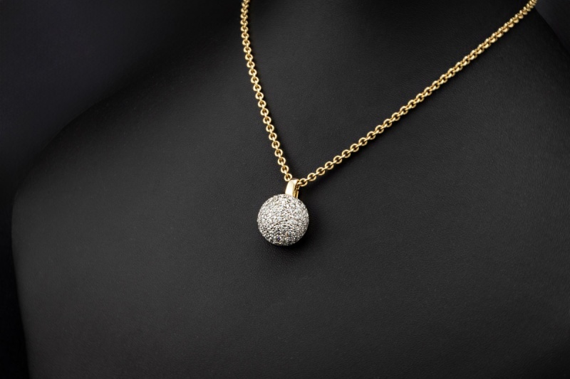 Runder Anhänger mit Diamanten feine Goldschmiedearbeit in 585er Gelbgold 