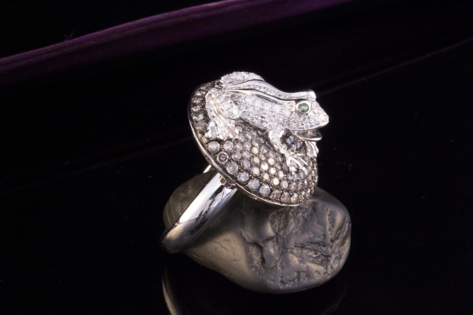 Frosch Ring mit Diamanten weiß braun und Tsavorit in 750er Weißgold 