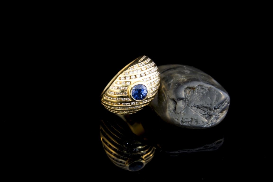 Hans Dieter Krieger Saphir Ring 750er Gold mit mehr als 100 Brillanten 