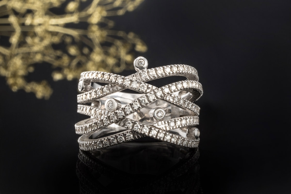 Al Coro Ring Großes Modell verspielt mit Diamanten in 750er Weißgold 