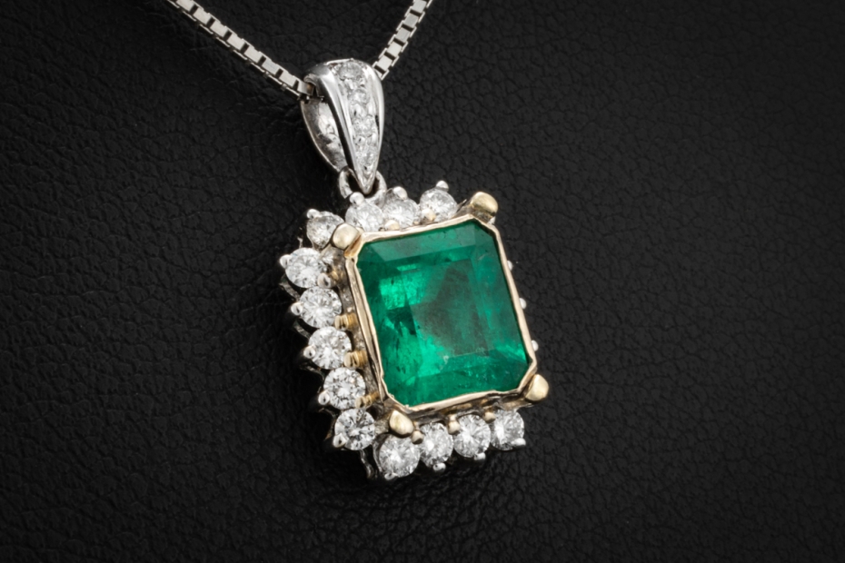Antikes Collier Kette Anhänger mit Smaragd und Diamanten in Weißgold 750 