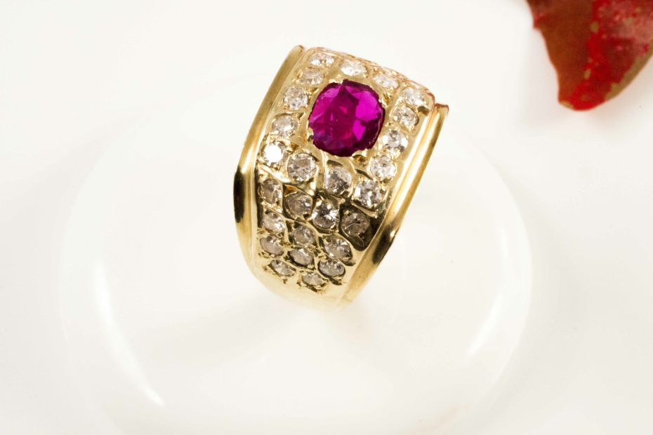 Rubin Ring Handarbeit mit Diamanten in 750er Gelbgold 
