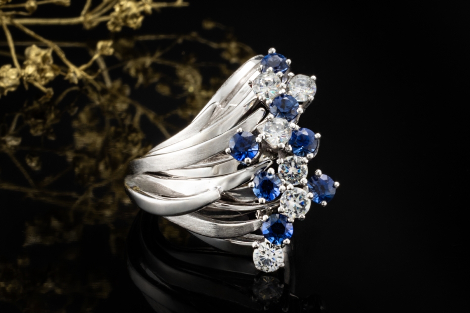 Verspielter Vintage Ring Saphire und Diamanten Blau Weiß in Weißgold 750 