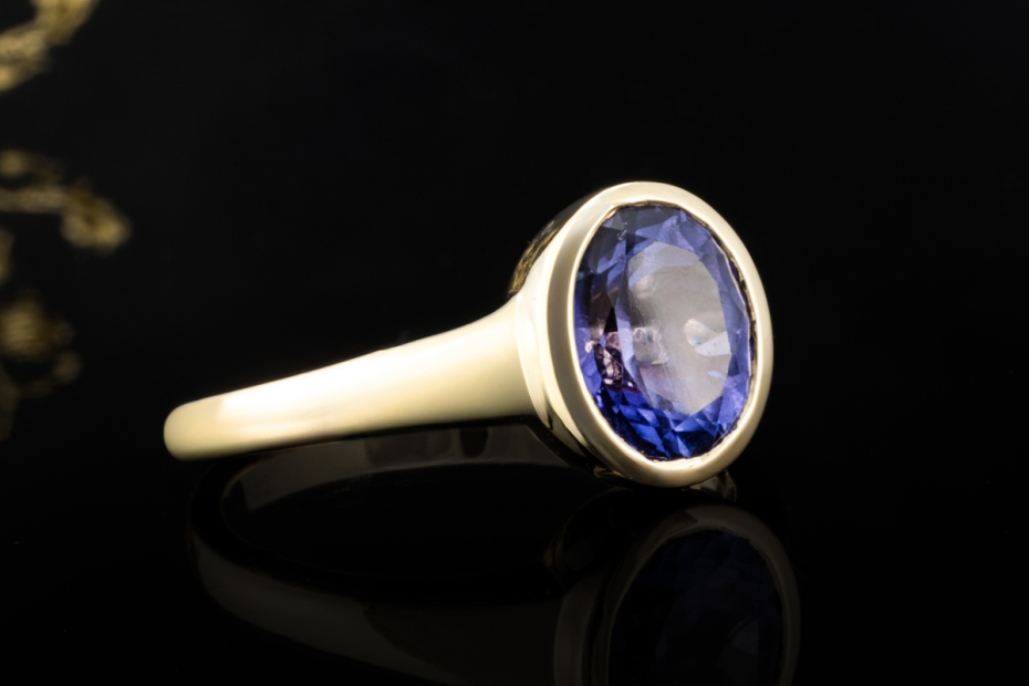 Stilvoller Designer Ring mit Tansanit im Ovalschliff in Gelbgold Arbeit 
