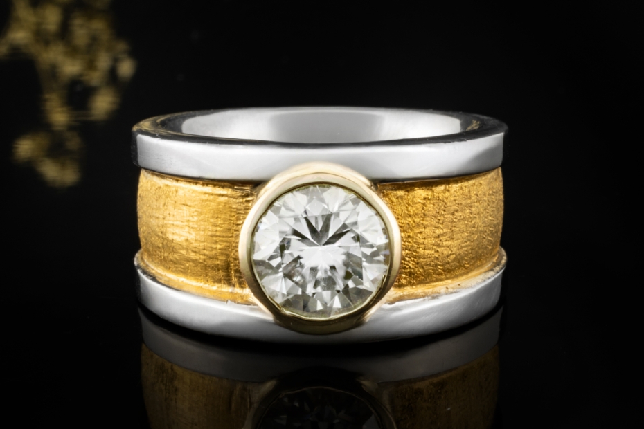 Massiver Bicolor Solitär Ring 2 Carat Diamant 750er Gold Hammerschlag 