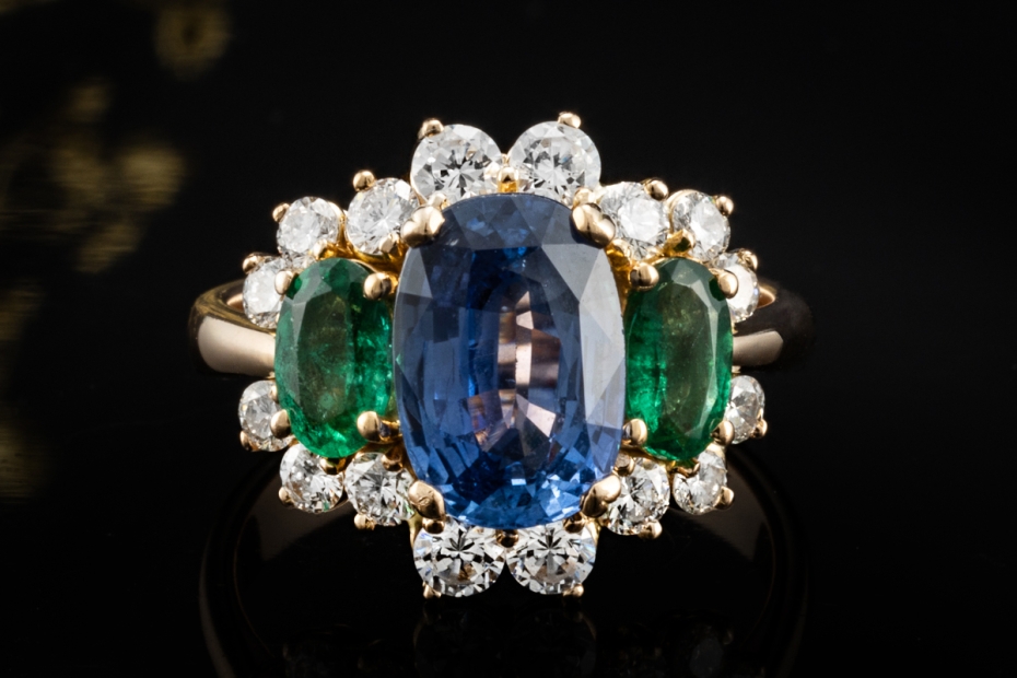 Farbenfroher Cluster Ring mit Saphir Smaragd Diamanten in 750er Roségold 