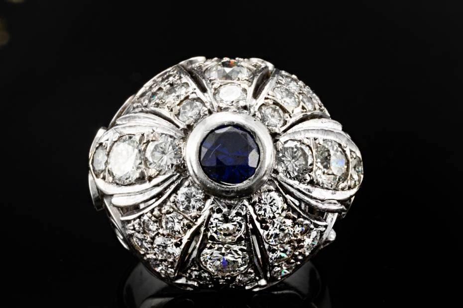Antiker Cocktail Ring mit Saphir und Diamanten in feiner Weißgold Arbeit 