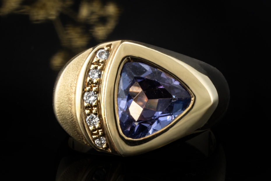 Ring mit Tansanit Dreieckig mit Diamanten in Gelbgold Goldschmiedearbeit 