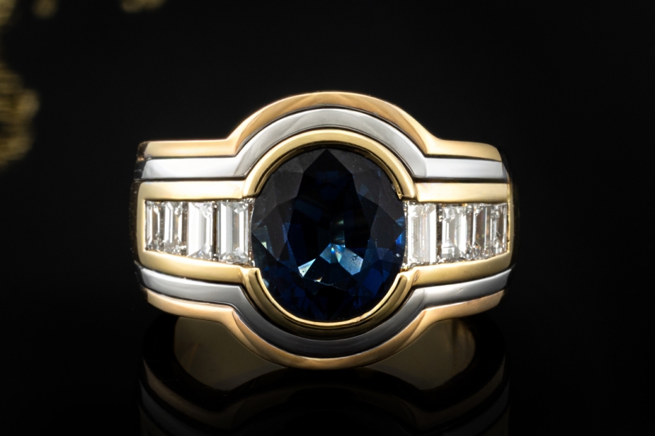 Ring mit Saphir und Diamanten im Baguetteschliff in 750er Gold Tricolor 