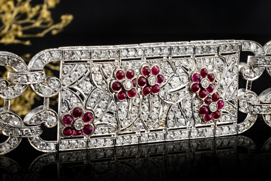 Antikes breites Armband mit Rubin Blumen und Diamanten in 950er Platin 