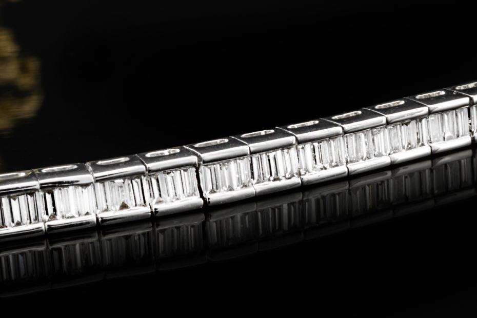 Luxuriöses Tennisarmband mit Baguetteschliff Diamanten in 750er Weißgold 