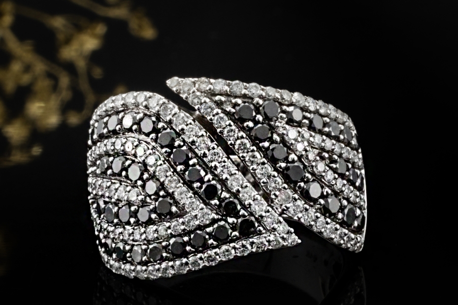 Eleganter Weißgold Ring mit Diamanten Schwarz und Weiß im Wellendesign 