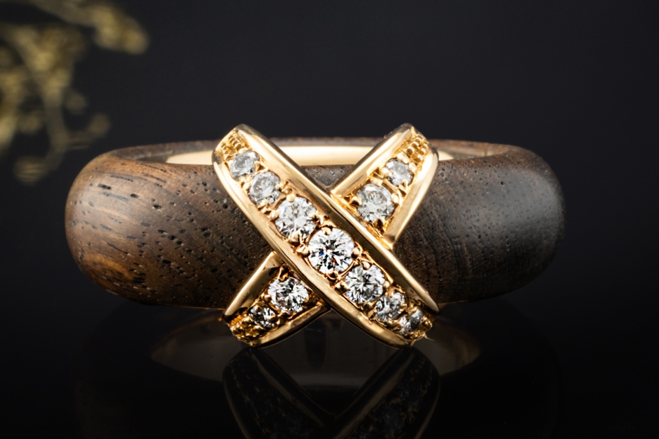 Leo Wittwer Ring Kreuz X Holzarbeit mit Diamanten in 750er Roségold 