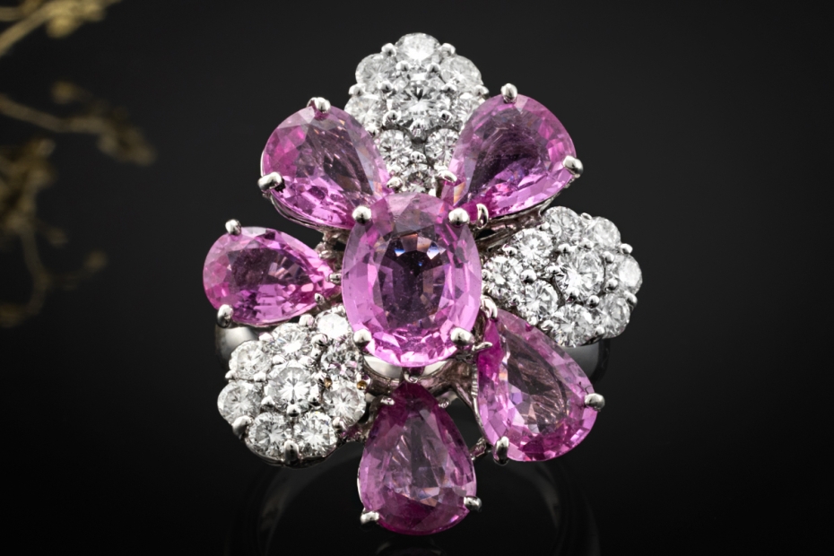 Sommerlicher Blüten Ring Pinke Saphire und Diamanten in 750er Weißgold 