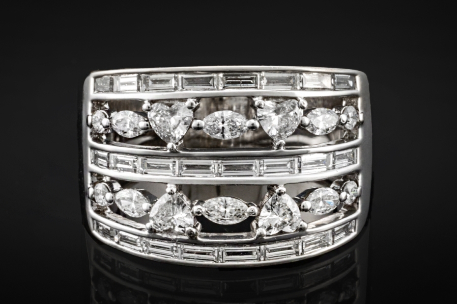 Breiter Herz Bandring mit Diamanten durchbrochen in 950er Platin Arbeit 