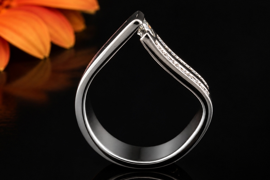 Außergewöhnlicher Designer-Ring Spannring mit Diamanten in Weißgold 750 